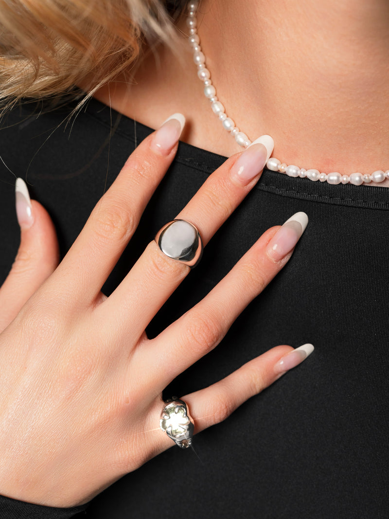 THE ESSENCE SIGNET RING